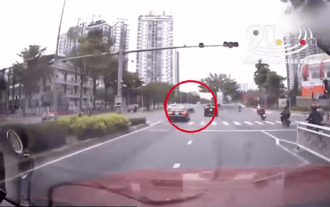 Clip: Đánh lái tránh nữ 'ninja' vượt đèn đỏ, xe ô tô tông đổ biển báo Ảnh 2