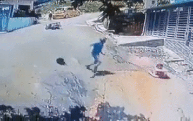 Clip: Xe đẩy trẻ em trôi dốc không phanh, phản ứng nhanh nhạy của người đàn ông khiến tất cả thở phào Ảnh 2