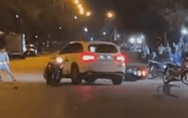 Nguyên nhân vụ tài xế lái xe Mercedes truy sát, tông chết người ở bờ kè Phan Thiết: Do mẫu thuẫn trước đó Ảnh 2