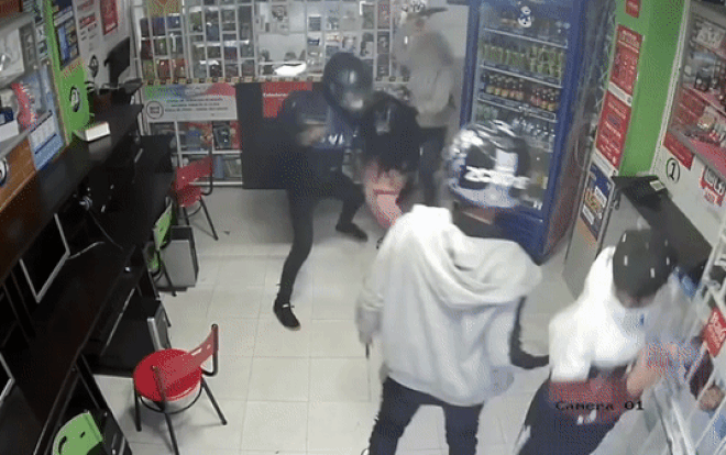 Mẹ bị cướp tấn công, con gái phản đòn 'cực gắt' Ảnh 2