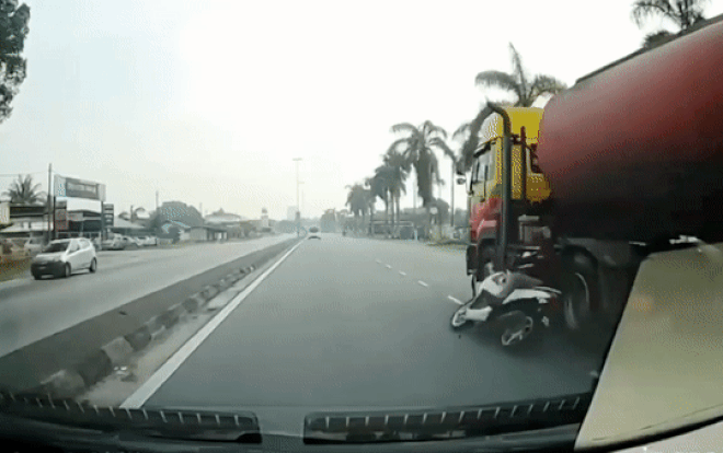 Người đàn ông thoát nạn sau va chạm với xe bồn, camera ghi lại cảnh tượng khó hiểu vài giây trước đó Ảnh 2