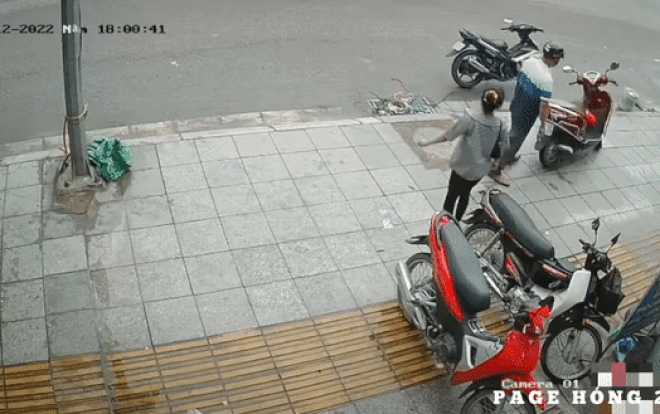 Thanh niên 'điên tình' cầm dao định chém cô gái, nghẹt thở theo dõi pha giải cứu của 1 người đặc biệt Ảnh 2