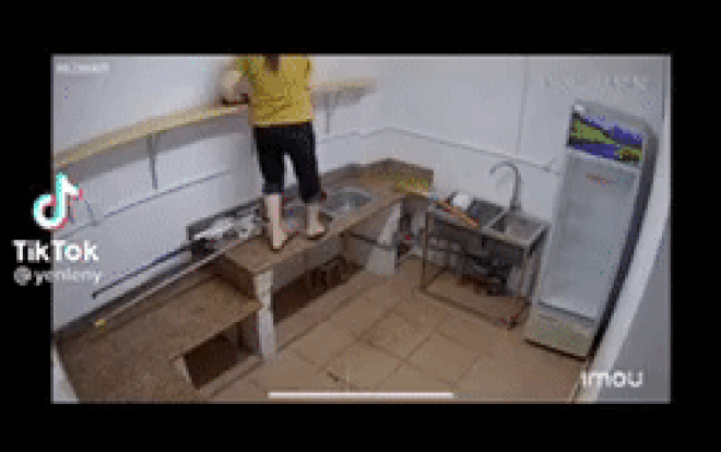 Clip: 'Nhiệt huyết' trèo lên bàn bếp dọn dẹp, cô gái nhận cái kết 'điếng người' Ảnh 2