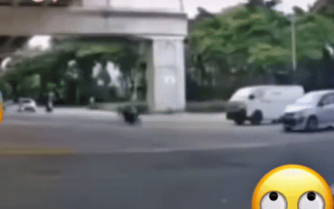 Clip: Bị ôtô tông mạnh văng xa cả mét, nam thanh niên lập tức đứng dậy... 'múa quyền' Ảnh 2