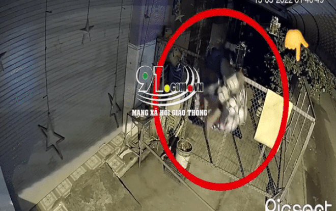 Clip: Trèo rào trộm chùm bóng đá, thanh niên bị chủ nhà đuổi đánh tới tấp lúc giữa đêm Ảnh 2