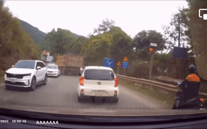 Clip: Xe tải mất lái khi đổ dốc, đâm liên hoàn xe khác rồi lật nghiêng, may mắn với cái kết Ảnh 2