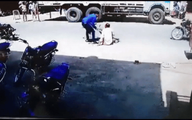 Va chạm giao thông khiến cụ ông ngã ra đường, gã thanh niên có hành động 'cục xúc' gây phẫn nộ Ảnh 2