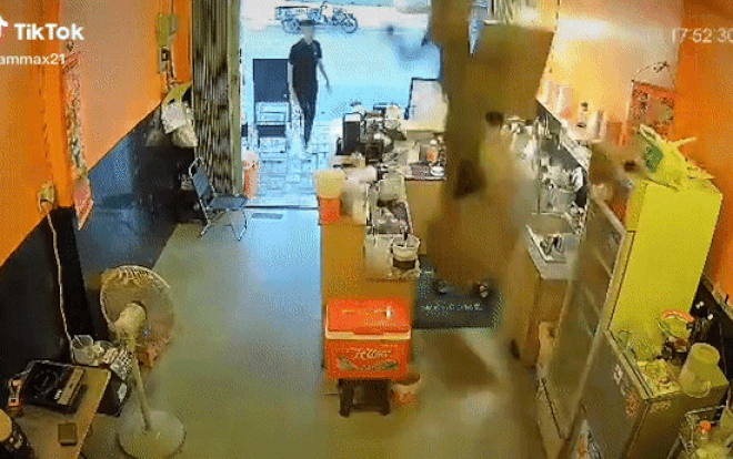 Clip: Bà cô lọt trần nhà rơi xuống quán nước, dân mạng chỉ ra 1 điểm nguy hiểm suýt gặp họa Ảnh 2