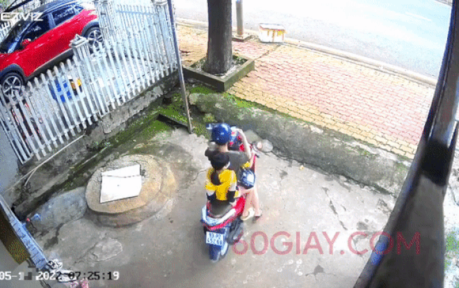 Clip: Xe máy chở 3 mẹ con bất ngờ lao vút về phía trước, tất cả do sự bất cẩn của người lớn Ảnh 2