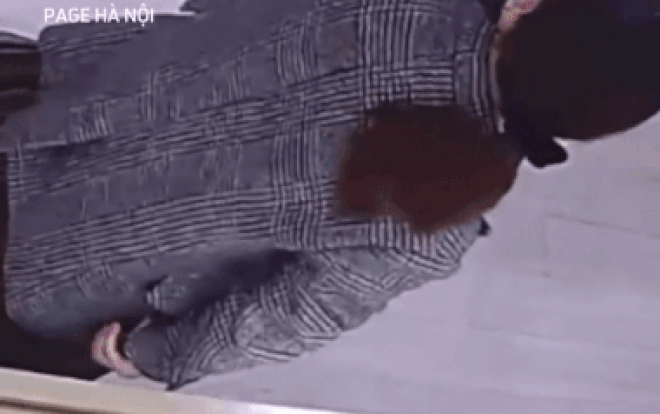 Clip: Người phụ nữ ăn mặc 'sang chảnh' vào shop mỹ phẩm, 'bàn tay hư' liên tục có hành động 'xấu xí' Ảnh 2