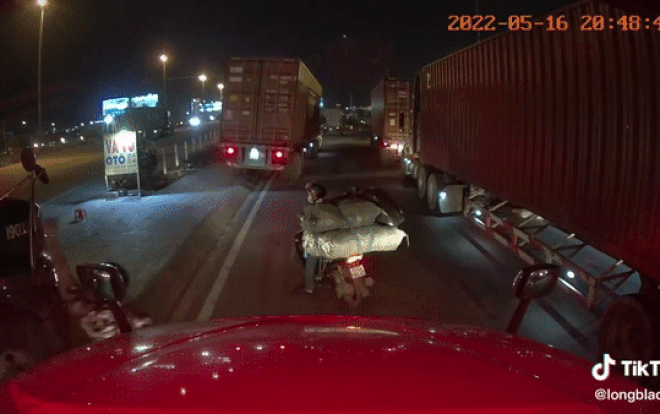Xe máy chở nặng 'ngụp lặn' giữa dòng xe tải, hành động của 1 tài xế container khiến netizen khen nức nở Ảnh 2
