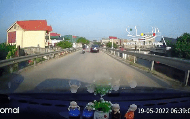 Clip: Nữ 'ninja' đầu trần phóng nhanh vượt ẩu gây tai nạn, hành động sau đó còn gây bức xúc hơn cả Ảnh 2