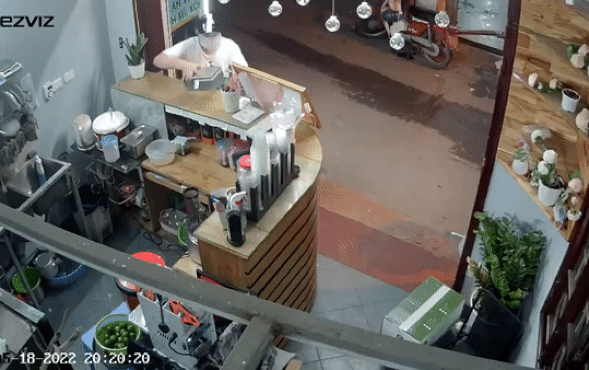 Camera ghi cảnh thanh niên thò tay trộm thùng tiền tại quầy trà sữa, biểu cảm của nữ nhân viên gây chú ý Ảnh 2
