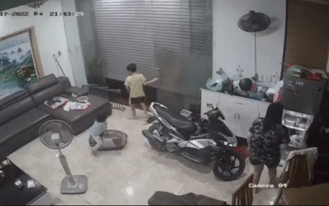 Giúp mẹ đóng cửa kính trước nhà, bé trai suýt gặp tai họa Ảnh 2
