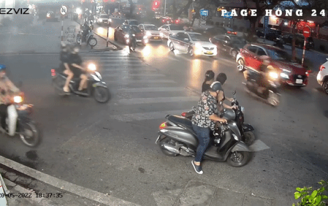 Clip: Ăn mặc 'thoáng mát' ra đường, cô gái trẻ bất ngờ bị một 'bàn tay hư' sờ mó Ảnh 2