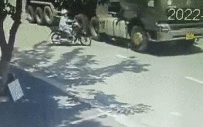 Clip: Ôm cua lao ra đường lớn bất ngờ, nữ 'ninja' thoát nạn thần kì trước bánh xe tải Ảnh 2