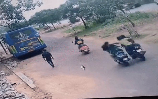 Clip: Hai tên cướp áp sát, liều lĩnh giật dây chuyền vàng khiến người phụ nữ ngã văng xuống đường Ảnh 2