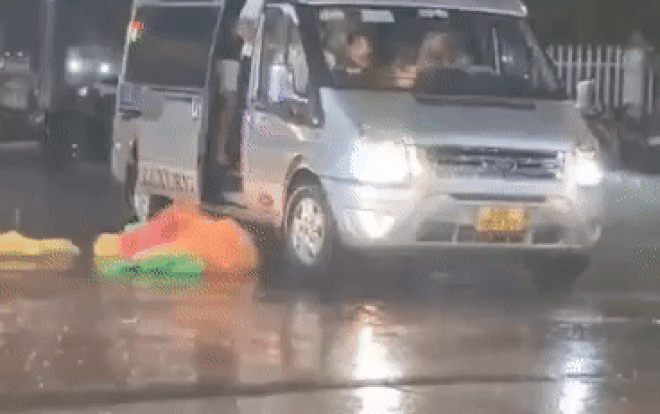 Cái kết 'đắng' vụ tài xế ô tô chở nhóm khách vứt áo mưa 'phất phơ' giữa đường ở Phú Quốc Ảnh 2