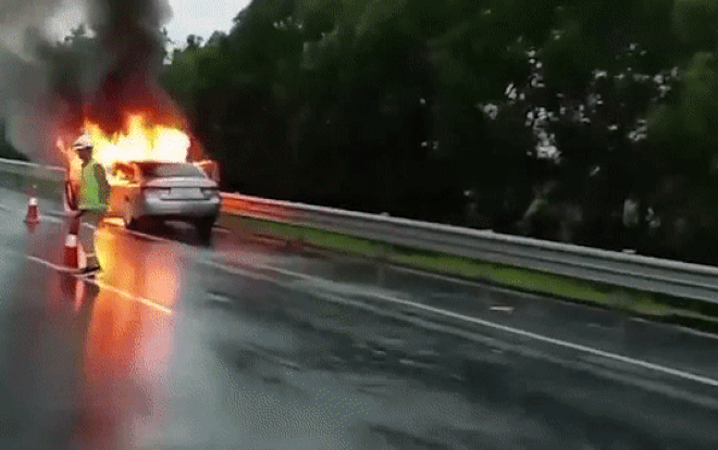 Clip: Ô tô con bất ngờ bốc cháy dữ dội trên cao tốc Hà Nội - Hải Phòng dưới trời mưa Ảnh 2