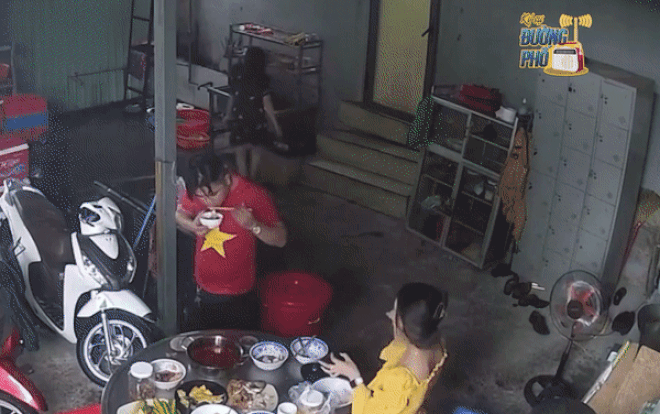 Clip: Đang vui vẻ bên mâm cơm, cơn mưa ngang qua bất ngờ quét sạch mọi thứ khiến gia chủ hết hồn bỏ chạy Ảnh 2