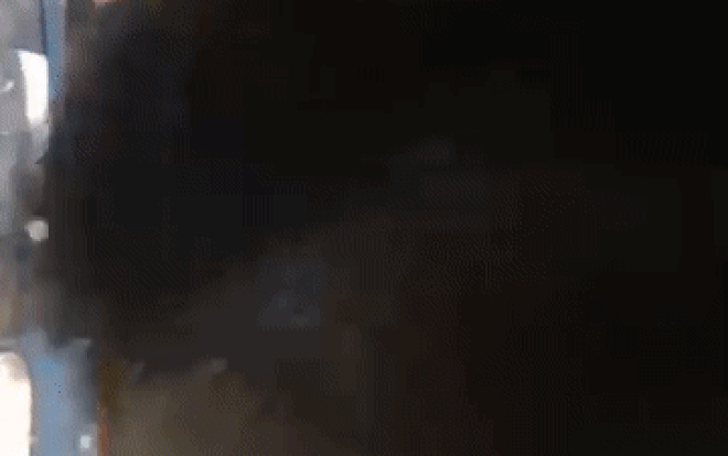 Nhóm người hung hăng đập nát kính xe tải, đe dọa tài xế giữa đường Ảnh 2