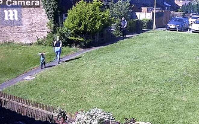 Clip: Tò mò chiếc nắp cống trên đường, bé trai 18 tháng tuổi bị 'nuốt chửng' xuống dưới Ảnh 2