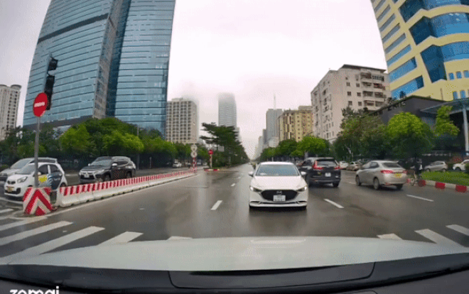 Nghiêm túc dừng chờ đèn đỏ, tuy nhiên vị trí đỗ của ô tô khiến ai nấy đều hoang mang: 'Sao nó lạ lắm?' Ảnh 2