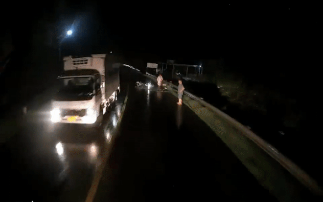Bị đèn pha xe đi ngược chiều gây 'mù tạm thời', tài xế ô tô vô tình gây thêm tai nạn Ảnh 2