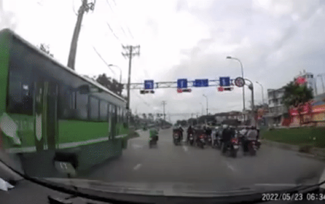 Clip: Chạy xe buýt phóng như bay vượt đèn đỏ trên đường, tài xế bị đình chỉ 7 ngày Ảnh 2