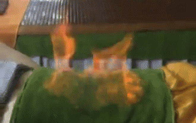 Clip dùng lửa đốt cháy mỡ bụng ở Việt Nam khiến dân mạng quốc tế kinh ngạc Ảnh 2