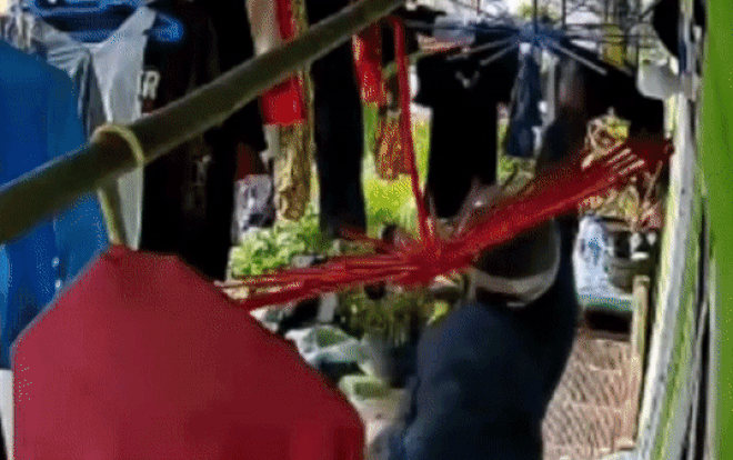 Clip: Kẻ biến thái rình mò trộm đồ lót của phụ nữ và cái kết 'đáng đời' Ảnh 2
