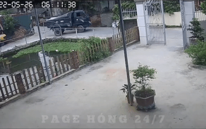 Clip: Xe tải cứu hộ xe nâng đang mắc kẹt, cảnh tượng dở khóc dở cười sau đó mới gây bất ngờ Ảnh 2