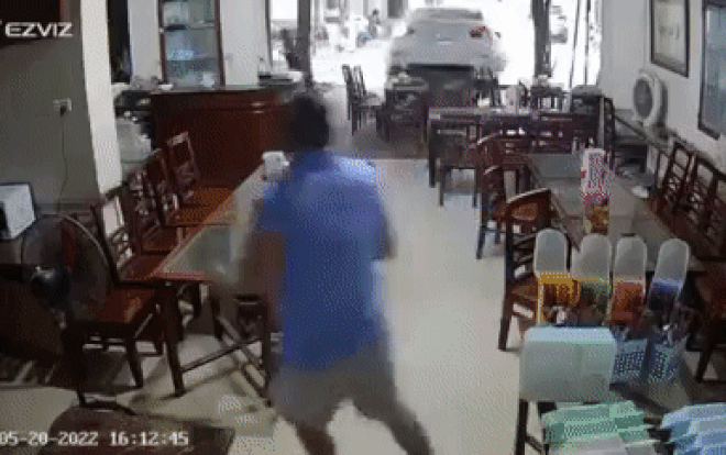 Clip: Xe sang chạy lùi lao thẳng vào quán phở, phản ứng nhanh nhạy giúp chủ quán thoát nạn trong gang tấc Ảnh 2