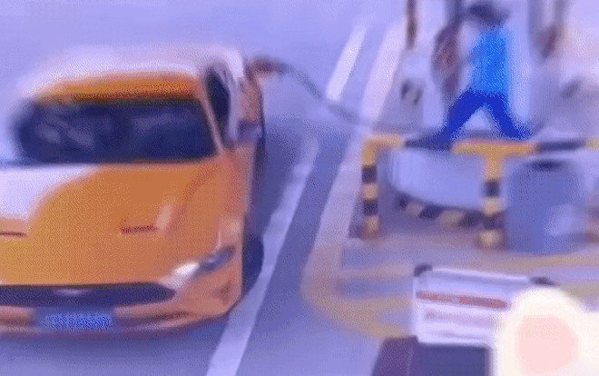 Xăng đang bơm, ôtô đã vội vã tăng ga 'phóng vèo' khiến nữ nhân viên bán xăng gặp tai nạn kinh hoàng Ảnh 2