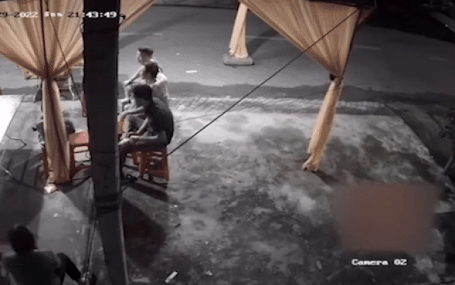 Clip: Ôtô đâm xuyên rạp đám tang dựng lấn chiếm lòng đường khiến nhiều người bị thương Ảnh 2