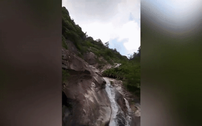 Clip: Thót tim cảnh người đàn ông rơi xuống thác nước khi cố tình chạy băng qua Ảnh 2