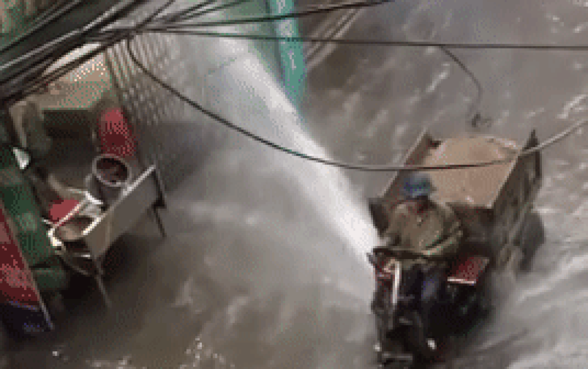 Khắp nơi ngập lụt sau mưa lớn, bác tài xe ba gác còn mang cả 'vòi rồng' phun từng nhà dân Ảnh 2