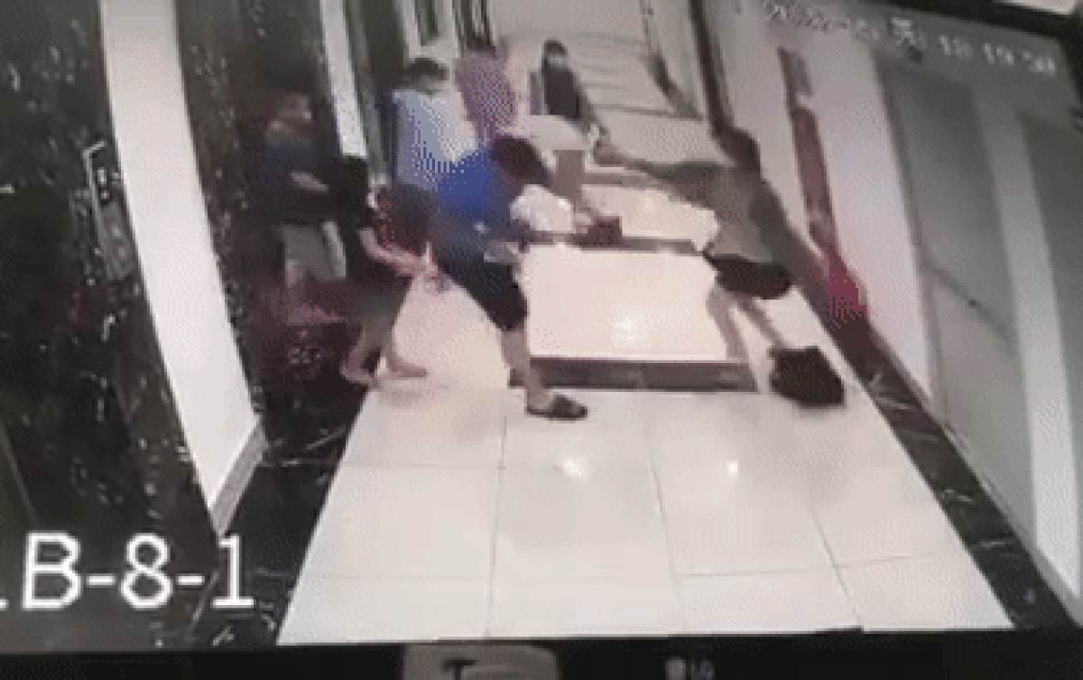 Người đàn ông đẩy văng người phụ nữ ra khỏi thang máy rồi tiếp tục hành hung Ảnh 2