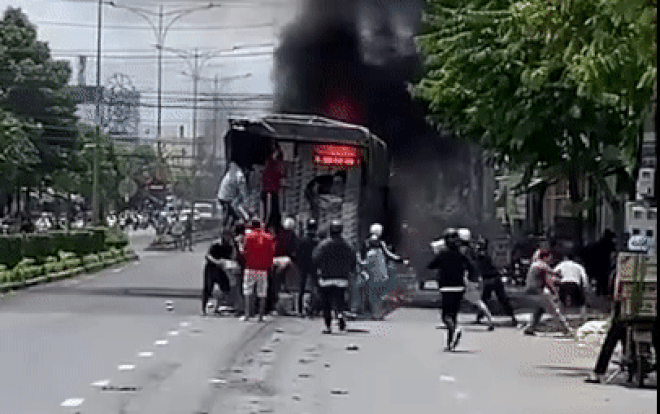 Xe tải bốc cháy ngùn ngụt, hành động 'vội vã' của hàng chục người dân khiến netizen khen nức nở Ảnh 2
