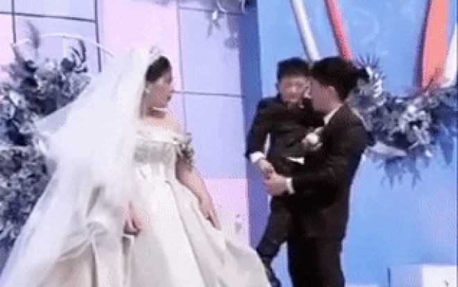 Cậu bé khóc không thành tiếng trong đám cưới anh trai vì nhận ra danh tính bất ngờ của cô dâu Ảnh 2