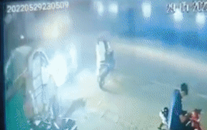 Clip: Lao ra đường ngay trước đầu xe container, 2 cô gái thoát nạn thần kì Ảnh 2