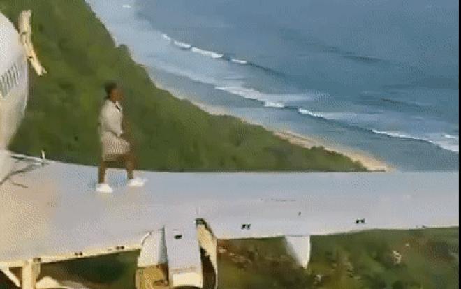 Clip: Người đàn ông mạo hiểm đi trên cánh máy bay 'bắt view' nhìn xuống vực thẳm sâu hun hút Ảnh 2