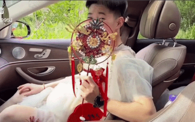 Cô dâu mất 2 năm mới thuyết phục được bạn thân làm phù dâu cho mình, nhưng phù dâu này 'lạ lắm' Ảnh 2