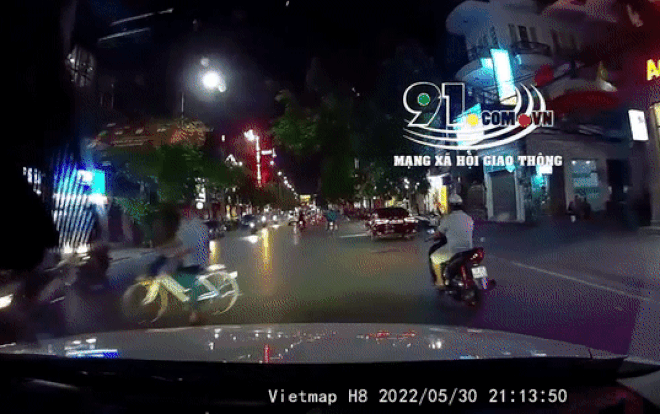 Clip: Thanh niên phóng xe như bay tông văng người đi xe đạp, hành động sau đó gây bức xúc hơn cả Ảnh 2