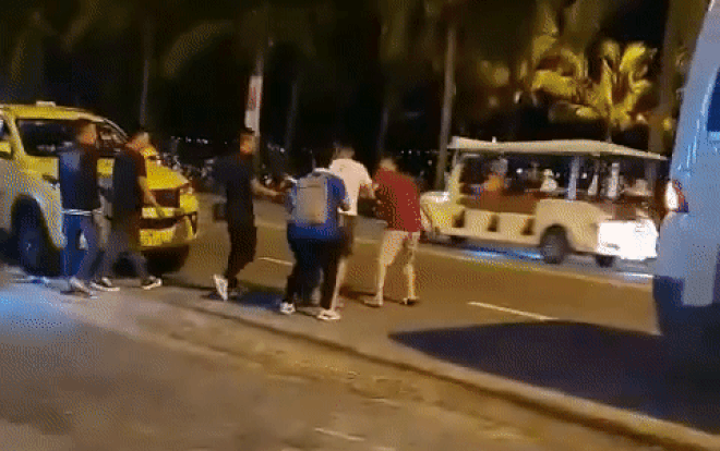 Clip: Hướng dẫn viên du lịch bị nhóm người kẹp cổ, lôi ra bờ biển hành hung trước mặt du khách Ảnh 2