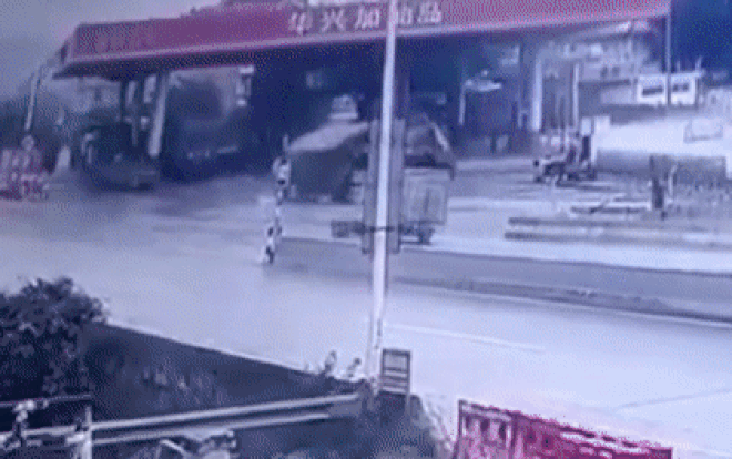 Đang vào góc cua, thùng xe tải bất ngờ văng ra, đè bẹp dúm ô tô và cái kết gây 'hú hồn' Ảnh 2