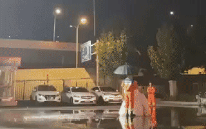 Nhờ đồng đội 'dàn cảnh' phun mưa để chụp ảnh cưới, đội trưởng đội cứu hỏa nhận cái kết ngỡ ngàng Ảnh 2