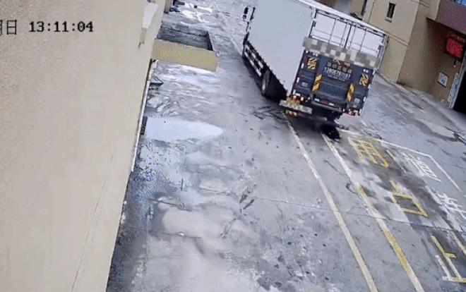 Clip: Bị xe tải đâm ngã xuống gầm khi mải nhìn điện thoại, thanh niên phản ứng nhanh trí trong gang tấc Ảnh 2