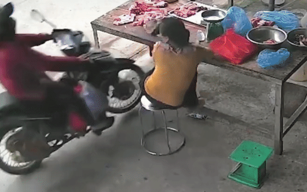 Clip: Người phụ nữ đang ngồi bán thịt heo bỗng nhiên 'tai họa' ập tới Ảnh 2