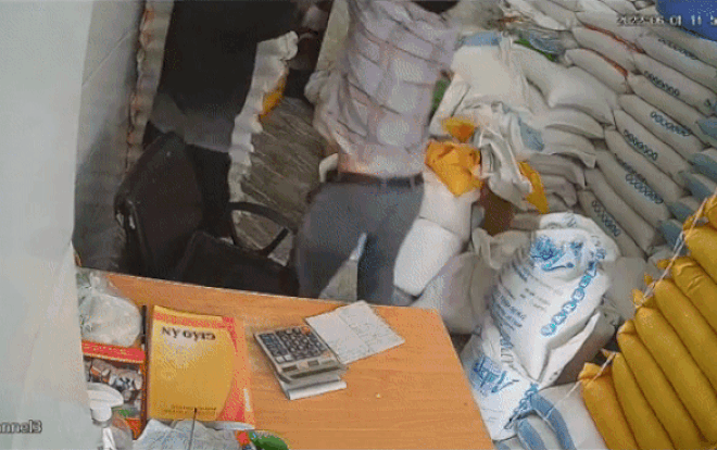 Clip: 'Núi' bao tải gạo đổ đè lên nam nhân viên, ông chủ liền phản ứng nhanh nhạy Ảnh 2